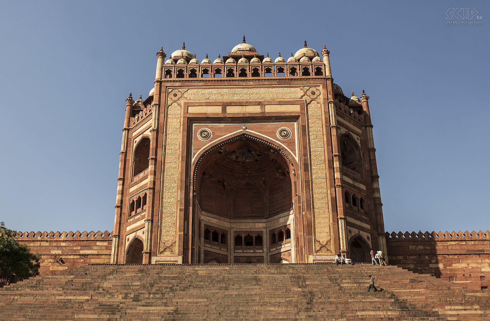 Fatehpur Sikri - Buland Darwaza Fatehpur Sikri was de hoofdstad van het Mogoelrijk in de 13e en 14e eeuw met prachtige indrukwekkende rode paleizen en paviljoenen. Keizer Akbar de Grote bouwde de stad ter ere van de moslim soefi-heilige Salim Chishti. De toegangspoort Buland Darwaza (Victory Gate) is een van de grootste van India. Stefan Cruysberghs